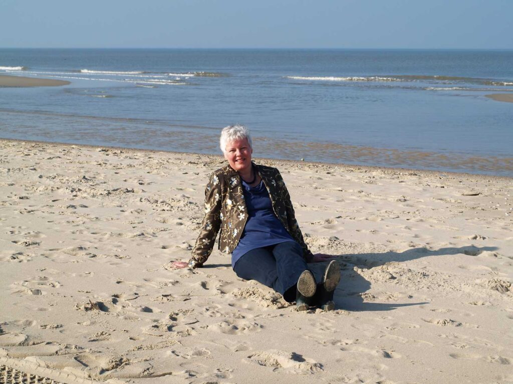 margrete stoute boots op het strand