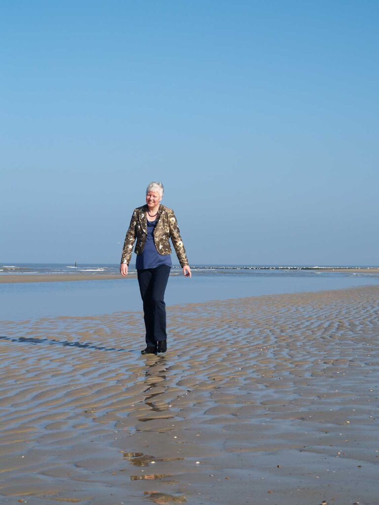 margrete stoute boots op het strand