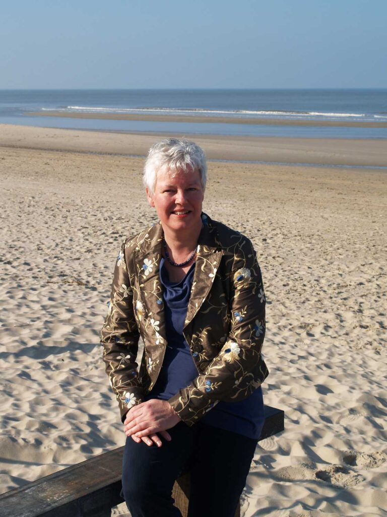 margrete stoute boots op het strand