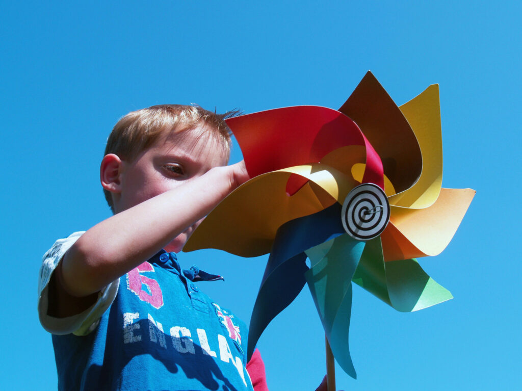 kracht van 8 windmolen wordt vastgehouden door een kind