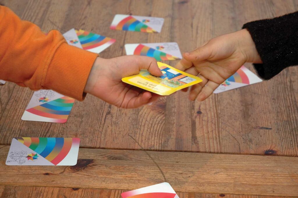 kinderen spelen het kracht van 8 kaartspel