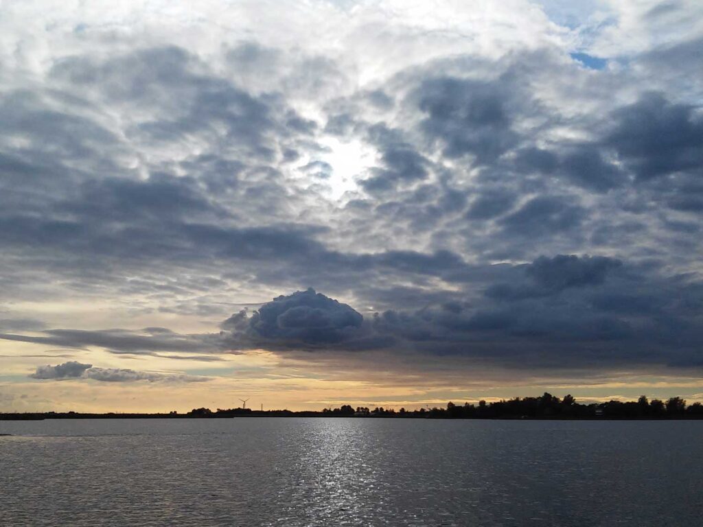 donkere wolken boven water