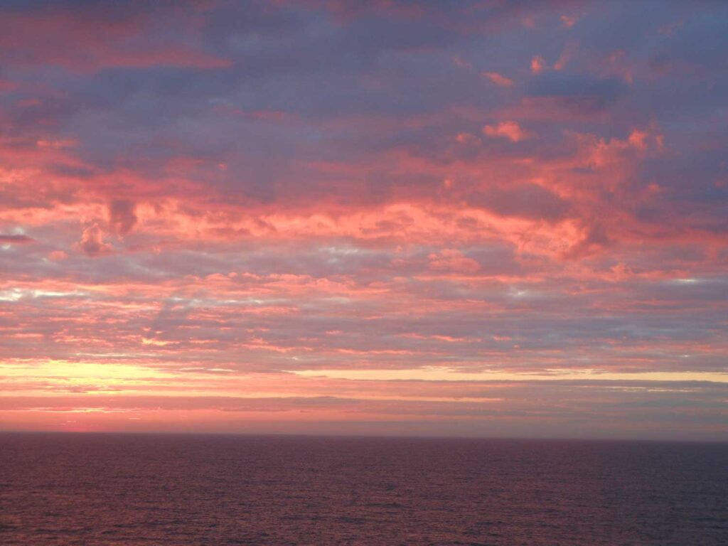 mooie rode lucht boven zee