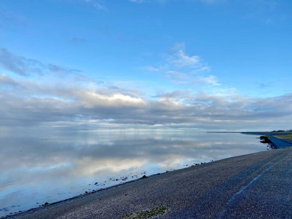 wolken gespiegeld in de waddenzee bij Wieringen